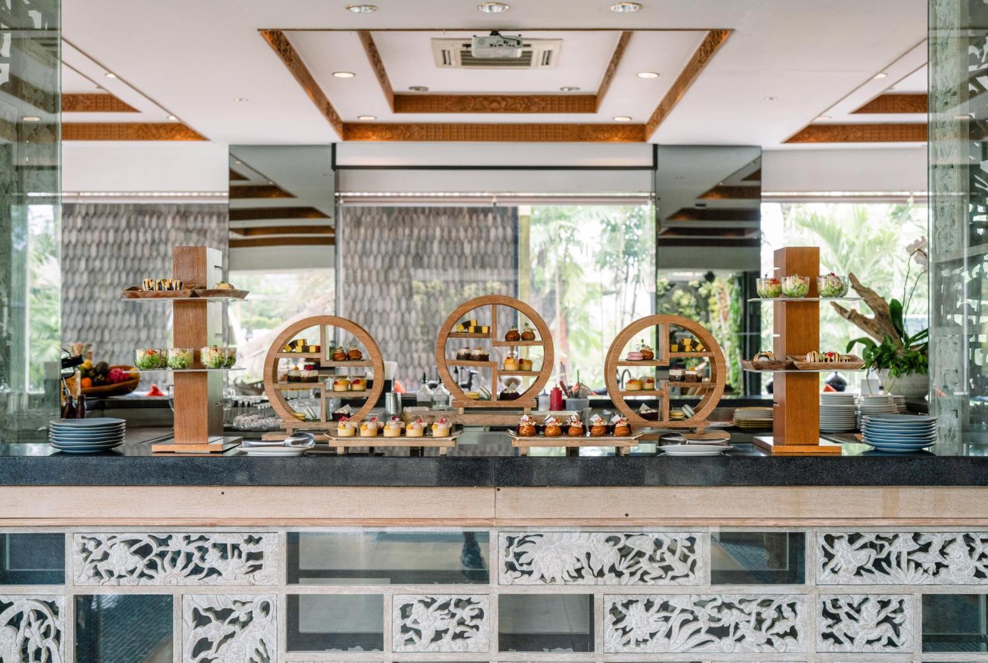 발리 만디라 비치 리조트&스파 레기안 외부 사진 The buffet at the lobby