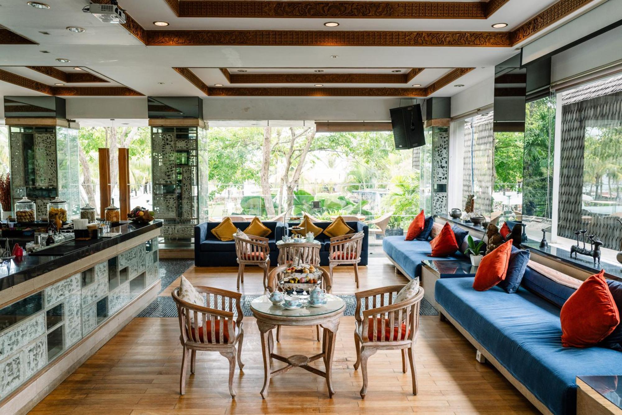 발리 만디라 비치 리조트&스파 레기안 외부 사진 The interior of the restaurant