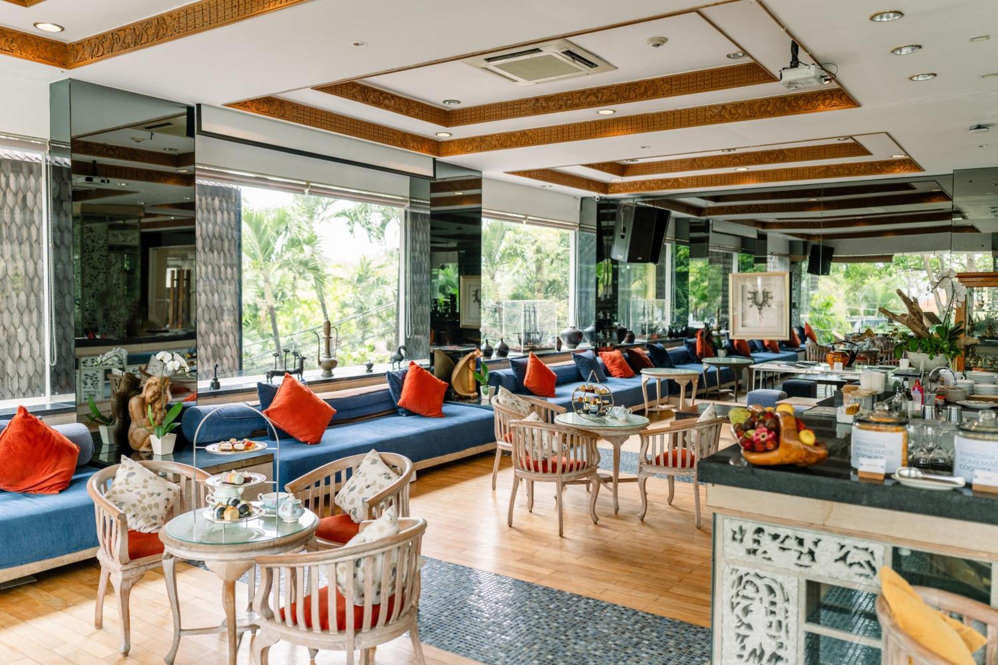 발리 만디라 비치 리조트&스파 레기안 외부 사진 The interior of the restaurant