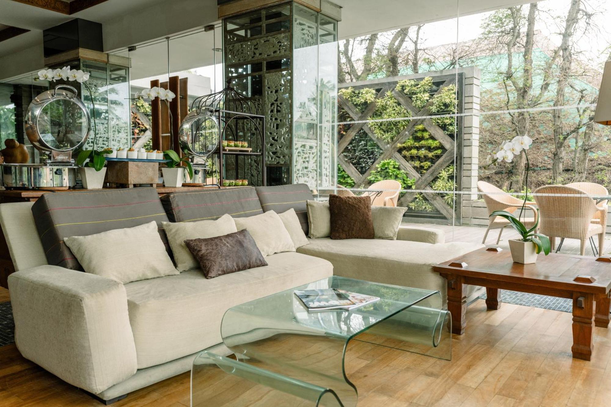 발리 만디라 비치 리조트&스파 레기안 외부 사진 A living room
